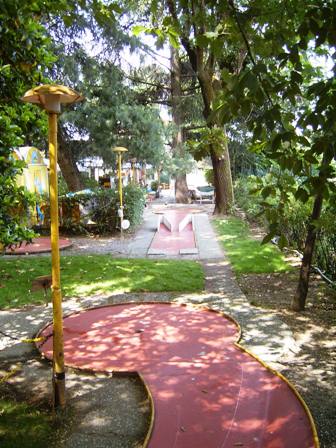 Il viale del giardino del minigolf