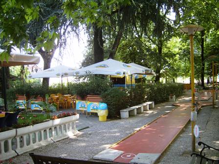 Il bar caffetteria con i tavoli all'aperto