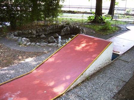 Una pista tra le rocce del giardino