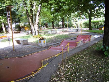 Una pista del Minigolf Bovisio tra gli alberi del giardino